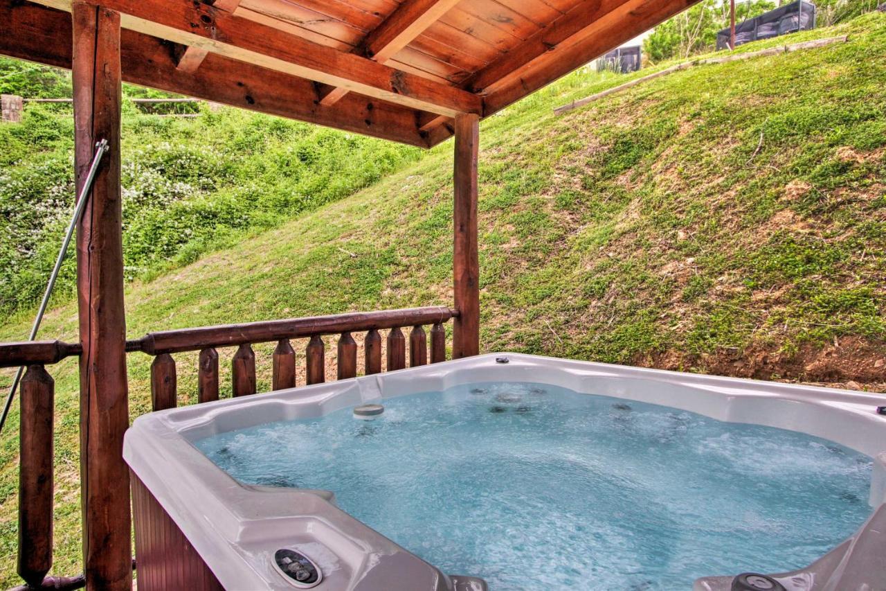 Expansive Gatlinburg Cabin Hot Tub, Deck And Grill! エクステリア 写真